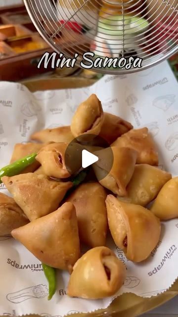 Small Samosa Recipe, Mini Samosa Recipe, How To Cook Samosa, Indian Snack Recipes Street Food, Samosa Chutney, Samosa Recipe Videos, Frozen Samosa, Samosa Filling Recipe, 2min Snacks