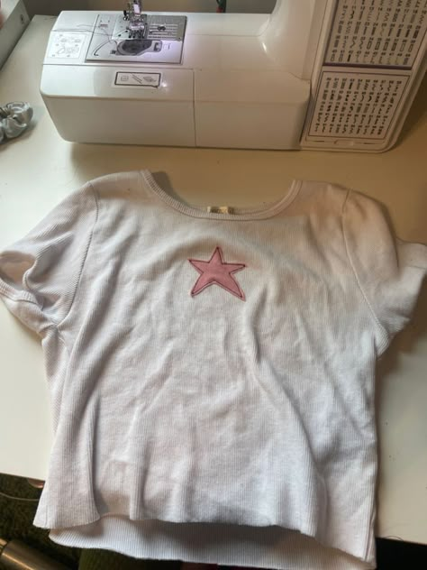 Shirt Design Inspiration Creative, Star Top Pink, Star Tee Shirt, Fabric Stitch Shirts, Patch Work On Tshirt, Cute Thrifted Clothes, Diy Shirt Aesthetic, Star Patchwork Shirt, Tee Shirt Embroidery