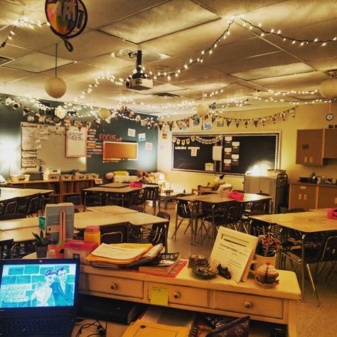 Student Council Room Design, Messy Classroom Aesthetic, Social Studies Classroom Aesthetic, Cool Classroom Decor Middle School, Aesthetic English Classroom, Cute Classrooms Highschool, Classroom Designs High School, Classroom Set Up Highschool, Cool Classroom Ideas Highschool