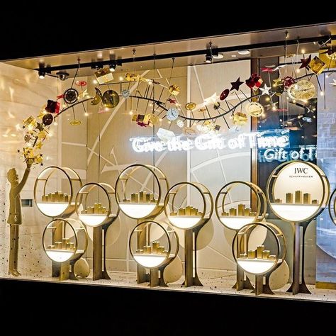 Jewelry Shop Display, Jewelry Store Interior, Retail Store Interior Design, Jewelry Store Design, Store Window Display, Christmas Window Display, Window Display Design, Jewellery Showroom, Retail Windows