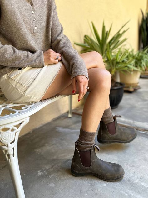 Blundstone Thermal Boots Outfit, Blundstone Womens Outfit, Blundstone Fashion Woman, Blundstone 500 Women Outfit, Women’s Blundstone Boots, Blundstones And Skirts Outfit, Birkenstock Boots Women Outfit, Spring Blundstone Outfit, Birkenstock Boots Women