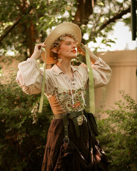 Ren Faire Royalty, Highlander Ren Faire, Fantasy Gardener Outfit, Ren Faire Photoshoot, Healer Aesthetic Outfit, Ren Faire Hats, Ren Fair Inspiration, Medieval Outfit Aesthetic, Gender Neutral Ren Faire Outfit