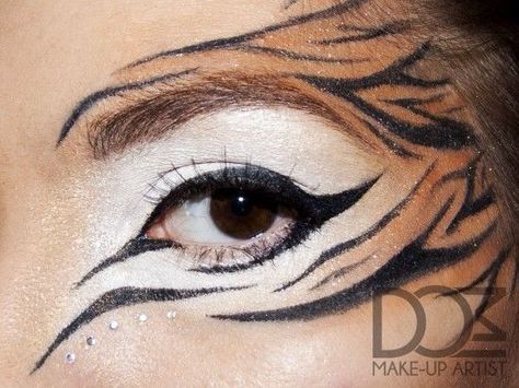 Beautiful Tiger Inspired Makeup, Simple Tiger Makeup, Tiger Costume Makeup, Easy Tiger Makeup, Tiger Makeup Women, Tiger Eye Makeup, Face Paint Ideas Halloween, Tiger Halloween Makeup, Tiger Face Paint