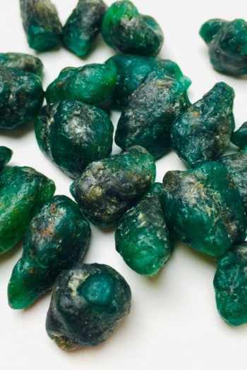 Raw Emerald Crystal, Green Stone Jewelry, Energy Vibration, Emerald Engagement Ring Green, Raw Emerald, Emerald Crystal, Reiki Stones, Raw Crystals, Fine Minerals