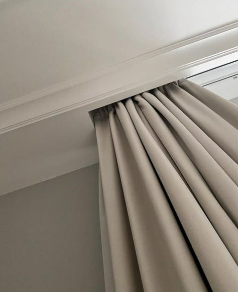 Bedroom Curtain Ideas, Cornice Design, Bedroom Curtain, Plain Curtains, Curtain Ideas, Home Design Living Room, Home Curtains, Home Building Design, Curtain Designs