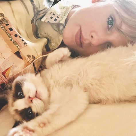 And then there were three… Taylor’s new cat! Taylor Being Cute, Taylor Swift Cat, Scooter Braun, Taylor Swift New, Chelsea Handler, Estilo Taylor Swift, Olivia Benson, Bon Iver, Meredith Grey