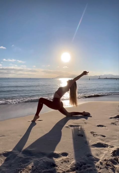 Yoga Beach Poses, Yoga At The Beach, Beach Yoga Aesthetic, Yoga On Beach, Beach Pilates, Yoga Inspiration Photos, Beach Workout, Beach Fitness, Yoga Photoshoot