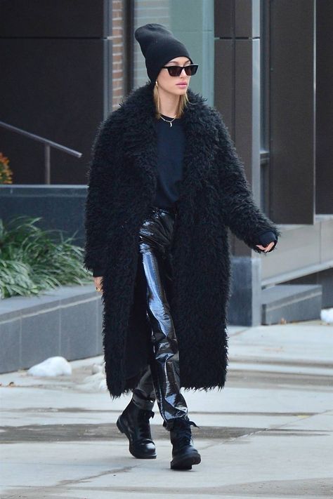 The 10 Best Winter Coats and Jackets Celebrities Are Wearing | Who What Wear Celebrity Winter Coat, Simple Winter Outfits, Mode Mantel, Fall Fashion Coats, Best Winter Coats, Pant Trends, Looks Street Style, Hailey Baldwin, All Black Outfit