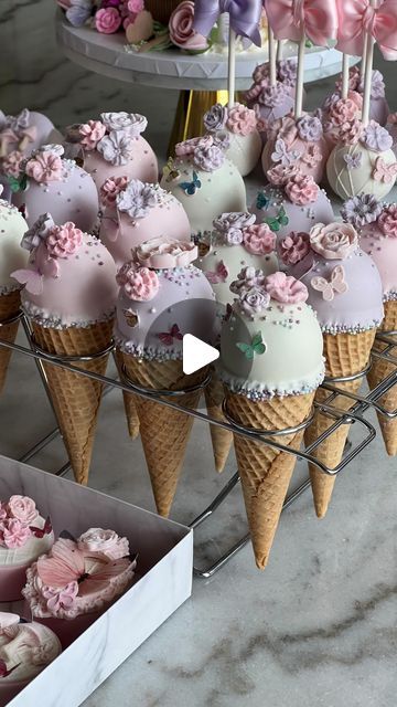 𝐋𝐮𝐱𝐮𝐫𝐲 𝐛𝐚𝐤𝐞𝐫 on Instagram: "The prettiest cake cones 🌸✨ . . . . #cakecones #treatmaker #luxurydessert #cakepop #cakepops" Cake Cones How To Make, Packaging Cake Pops, Sweet 16 Cake And Cupcakes, Cake Pop Cones, Cake Cones Cupcakes, Cake Pops Designs, Cone Treats, Fancy Cake Pops, Cake Pop Display