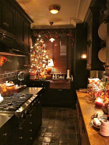 Christmas kitchen 9 Koti Diy, Christmas Kitchen Decor, Cozy Kitchen, Big Windows, Christmas Kitchen, Cozy Christmas, Küchen Design, Rustic Kitchen, 인테리어 디자인