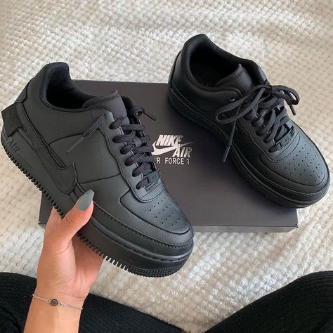 Pinterest: jennifer onomah Follow for more! Nike Air Force Black, Nike Air Force 1 Outfit Woman, Tenis Air Force, Black Air Force 1, All Black Nikes, Nike Air Force 1 Outfit, Black Nike Sneakers, Bangkok Fashion, Nike Shoes Air Force