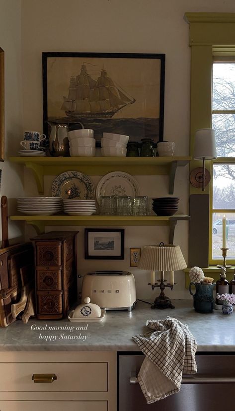 Vintage Blue Kitchen, Classic English Interiors, Thrifted Kitchen, Simple Kitchen Decor, Casa Country, Kitchen Details, Charming Kitchen, Cottage Kitchens, Apartment Inspiration