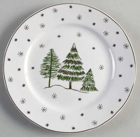 Green Gold Trees Salad Plate by Grace's Teaware | Replacements, Ltd. Christmas Tree Plate Craft, Paint Your Plate Ideas, Diy Pottery Painting Christmas, Porcelain Plate Painting, Pottery Painting Christmas Plate, Christmas Plate Designs, Pottery Painting Tray, Ceramic Christmas Plate, Christmas Plate Painting