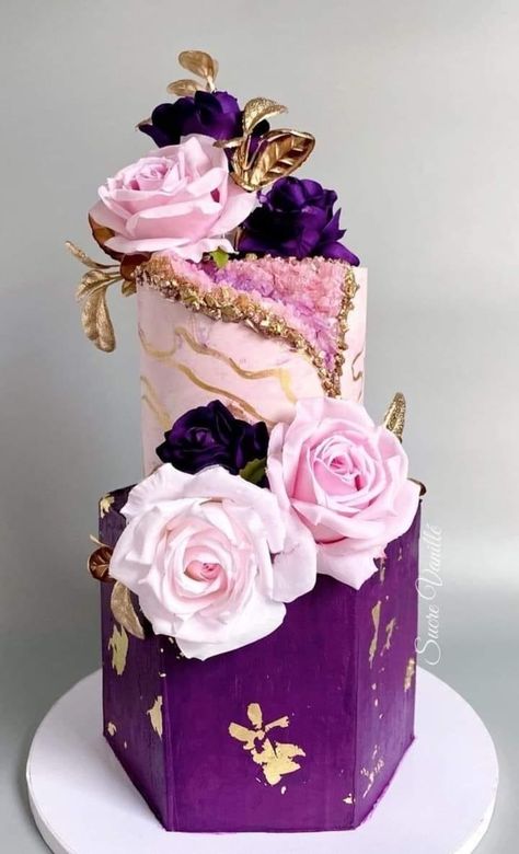 Luxury Birthday Cake For Women, Extravagant Birthday Cakes For Women, Purple And Pink Cake Designs, Purple Colour Cake Designs, Magenta And Gold Cake, Fancy Purple Birthday Cake, Henna Cake Designs, Geode Cakes, Henna Cake