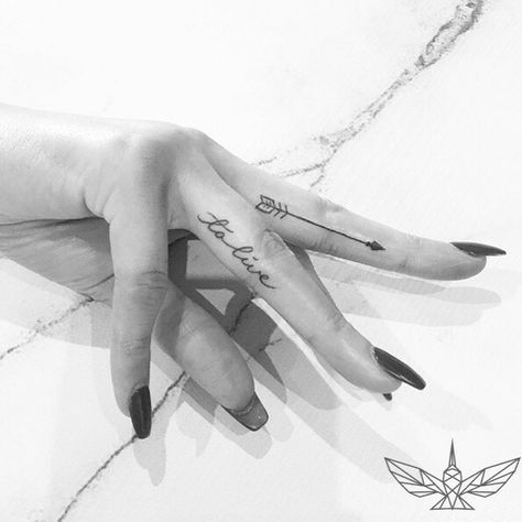 Word Tattoo Designs, Feather Tattoo Arm, Inner Finger Tattoo, Wörter Tattoos, Small Finger Tattoos, Word Tattoo, Finger Tattoo Designs, Wicked Tattoos, Tattoo Zeichnungen