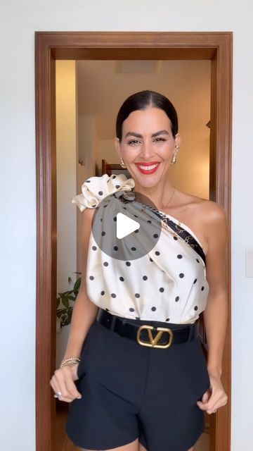 Doranellys Patton on Instagram: "DIY🧣 Comment TOP to shop and I’ll send you all the links in a dm, no other words or emojis. Bra, scarf and full outfit included. Comenta ENLACES y te los envío en mensaje.  Also, Outfit 🔗 in my LTK, and “July” stories highlights Scarf size is 70” x 35”.   📍Save and follow for more! 💖 If you loved this video turn on Reels Notifications, so you don’t miss any of my reels.  🚫Do not repost my videos without my consent©️  #fashionhacks #howtotieascarf #scarftutorial #scarfstyle    Style tips, fashion hacks, T-shirt, scarf tutorial, casual outfits, how to wear, summer top," Silk Scarf As Top, Scarves Hacks, How To Make A Scarf Into A Top, Scarf Into Top, Scarves How To Wear, Scarf Techniques, Scarf Top Ideas, Scarf Top Tutorial, Scarf Outfit Summer