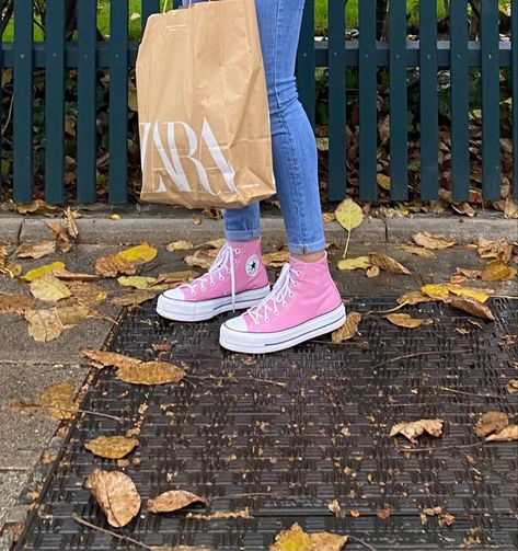 Pink Converse Outfit Winter, Converse Outfit Winter, Pink Converse Outfit, Converse Platforms, Pink Chuck Taylors, Knee High Converse, Pink Chucks, Converse Outfits, Converse Outfit