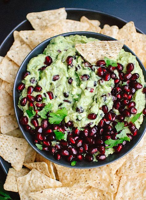 Festive pomegranate guacamole, perfect for holiday parties or as a snack! - cookieandkate.com Pomegranate Guacamole, Cookie And Kate, Healthy Superbowl, Avocado Dessert, Homemade Guacamole, Guacamole Recipe, Holiday Appetizers, Edamame, Appetizer Snacks