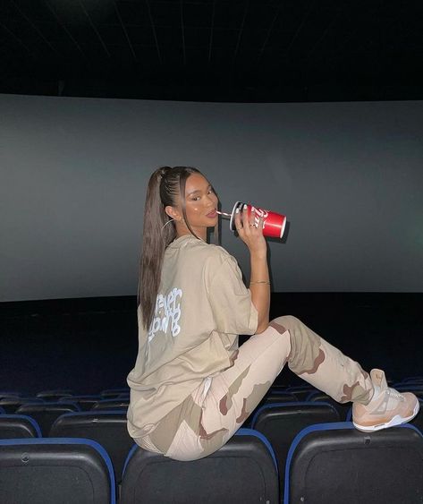 Instagram influencer Michelle Domingos posing for insta photo at the cinema Cinema Date Outfit Casual, Movie Night Pictures, Cinema Date Outfit, Posing For Instagram, Cinema Outfit, Cinema Date, Movie Date Outfits, Instagram Movie, Uk Style