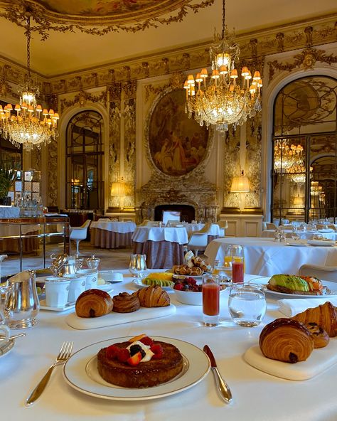 Le Meurice in Paris~~Breakfast Essen, Fancy Restaurant Breakfast, Hotel Le Meurice Paris, Le Meurice Paris Restaurant, Paris Breakfast Aesthetic, Paris Honeymoon Aesthetic, Restaurant Chic Paris, Luxury Cafeteria, French Cafe Food