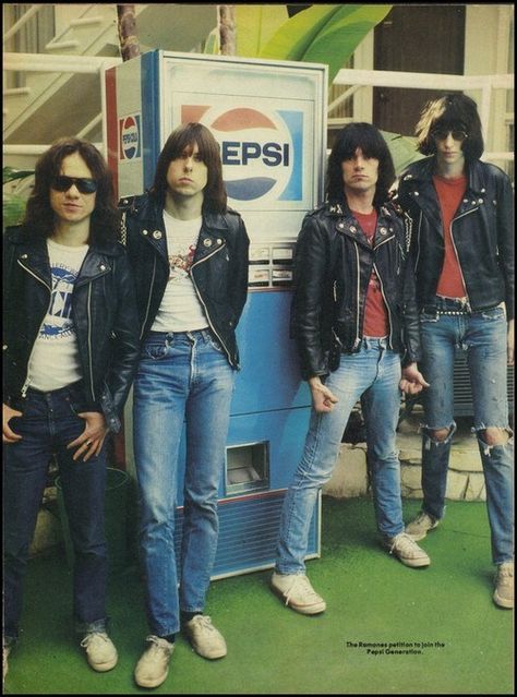 The Ramones with a Pepsi Machine Tommy Ramone, The Ramones, 70s Punk, Joey Ramone, Iggy Pop, Punk Rock Bands, Rock N Roll Music, I'm With The Band, Dee Dee