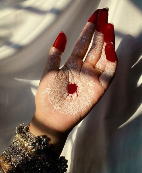 Red Henna Aesthetic, Bengali Mehndi Designs, Bengali Henna Design, Bengali Mehendi Designs, Aalta Design Hand, Bengali Tattoo Ideas, Aalta Design Hand Aesthetic, Desi Red Aesthetic, Non Traditional Henna Designs