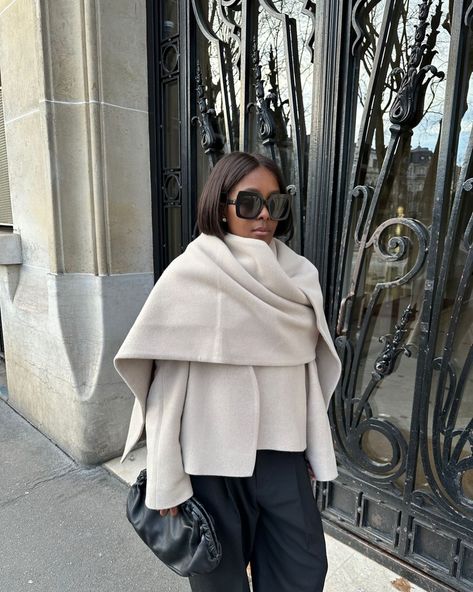 This short coat & scarf by @bouguessa | Instagram Scarf Coat Outfit, Coat And Scarf Outfit, Winter Neutral Outfits, Short Coat Outfit, Jacket With Scarf, Real Life Outfits, Coat With Scarf, Neutral Winter Outfit, Short Scarf