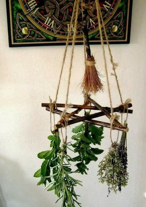 A pentagram that lets you hang herbs to dry. Perfect for smudge sticks too. Wicca Diy, Funky Crafts, Kitchen Witchcraft, Witch Kitchen, Wiccan Crafts, Wiccan Decor, Pagan Crafts, Magia Das Ervas, Witchy Crafts