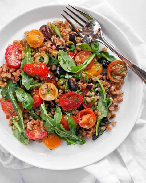 Fresh Tomato Farro Puttanesca with Olives - Last Ingredient Tomato Farro, Cooked Spinach, Farro Recipes, White Bean Chili, Corn Salsa, Healthy Grains, Black Olives, Vegetarian Pasta, Juicy Tomatoes