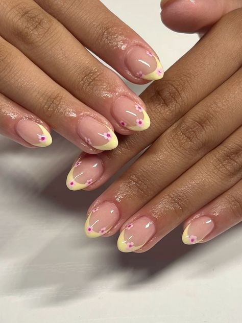 insta @imtznails more in telegram Butter Yellow Nails With Design, Short Almond Gel X Nail Designs, Pale Yellow Nails Design, Light Yellow French Tip Nails, Almond Nails Yellow, Baby Yellow Nails, Nail Inspo Yellow, Summer Yellow Nails, Beginner Nails