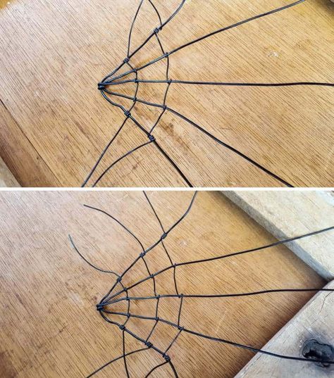 Easy Wire Art, Wire Art Tutorial, Diy Furniture Ideas Upcycling, Art Tut, Wire Spider, Barn Wood Picture Frames, Diy Furniture Ideas, Christmas Spider, Beaded Spiders