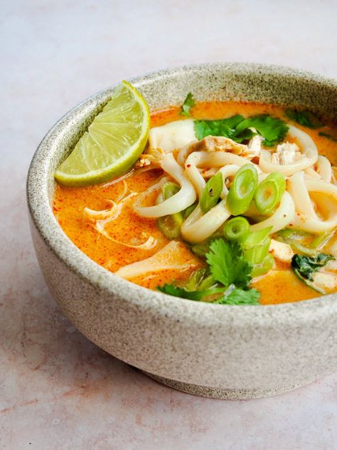 Chicken Laksa, Laksa Recipe, Laksa Soup, Thai Noodle Soups, Soup With Shrimp, Easy Diner, Spicy Thai Noodles, Soup Spicy, Curry Laksa