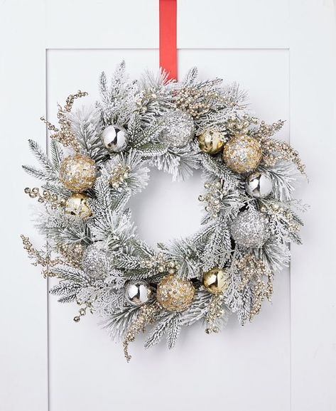 Door Christmas Wreaths, Christmas Wreath Designs, Silver Wreath, White Christmas Wreath, Ball Wreath, Snow Holiday, Gold Wreath, Pinecone Ornaments, Gold Christmas Decorations