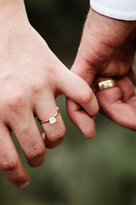 Pinky Promise Photography Couple, Ring Wedding Pictures, Couples Ring Photoshoot, Wedding Photos Rings Hands, Engagement Photos Jewelry, Wedding Photo Unique, Engaged Ring Photo, Wedding Pictures Of Rings, Wedding Photos Holding Hands