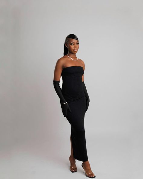 Photoshoots Black Women Birthday, Elegant Photoshoot Poses, Black White Photoshoot Ideas, Photoshoot Poses Black Women, Dress For Birthday Shoot, Birthday Photoshoot Poses For Women, Classy Birthday Shoot Ideas, Classy Photoshoot Black Women, Black Dress Photoshoot Ideas