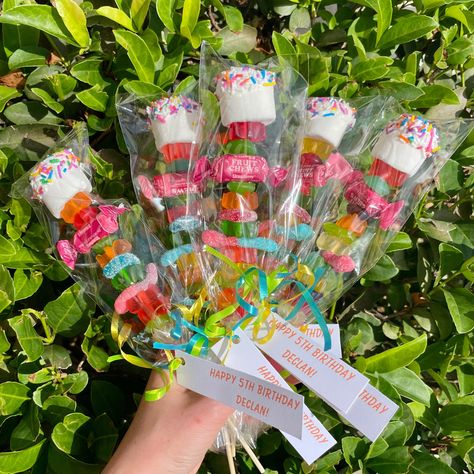 Kandy Kabobs are always the biggest hit for birthday parties, baby showers, graduations, or any other special occasion! A custom card on each Kabob with your own custom message adds an extra personalized touch!  FREE SHIPPING! I have been making these fun party favors for a long time, and kids (adults too!) always light up when they see the colorful tasty treats!  These make a perfect party favor and offer a great variety of candy to fit all taste buds!  These are 11in sticks with approx 6-8in o Chip Holder For Party, Life Saver Gummies, Candy Kids, Candy Kabobs, Party Bags Kids, Handmade Candy, Birthday Treat, Party Favors For Kids Birthday, Candy Sticks