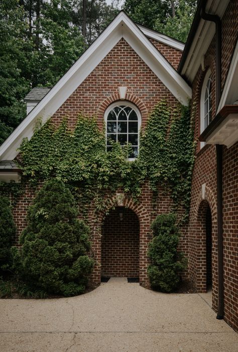 Georgia Colonial House, Modern Colonial Exterior Brick, Dark Colonial House Exterior, Beautiful Brick Homes, Red Brick Colonial House Exterior, Colonial Brick House Exterior, Vintage Colonial House, Modern Colonial House Interior Design, Brick Colonial House Exterior