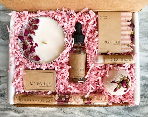 Gift box includes: -Scented candle of your choice -Scented soap and bath bomb of your choice -Body oil -Bath stack -Chapstick -Matchbox Already packed nicely just get it and gift it! Hemp Candle, Flowers Winter, Soya Mumu, Spa Box, Spa Gift Set, Candle Wick, Colloidal Oatmeal, Ge Bort, Gift Boxes For Women