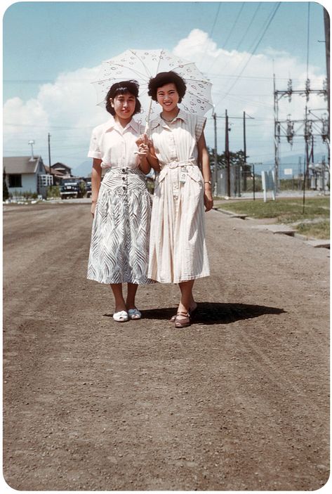 vintage everyday: This is What That Looked Like in the 1950s 1950s Japanese Fashion, Vintage Japanese Photos, Historical Japan, Japan 1950s, Showa Retro, 50s Womens Fashion, Japanese Photography, Showa Era, Vintage Everyday