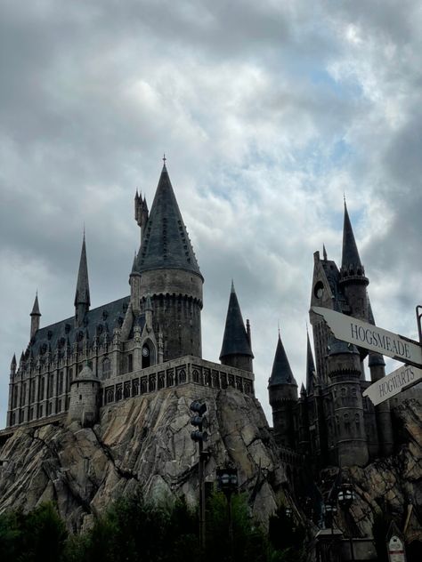 Harry potter, hogwarts, hogwarts castle, wizarding world of harry potter, harry potter books, harry potter movies, dark academia, harry potter aesthetic Dark Academia Harry Potter, Books Harry Potter, Harry Potter Castle, Harry Potter Harry, World Aesthetic, Hogwarts Castle, Fantastic Beasts And Where, Harry Potter Books, Harry Potter Aesthetic