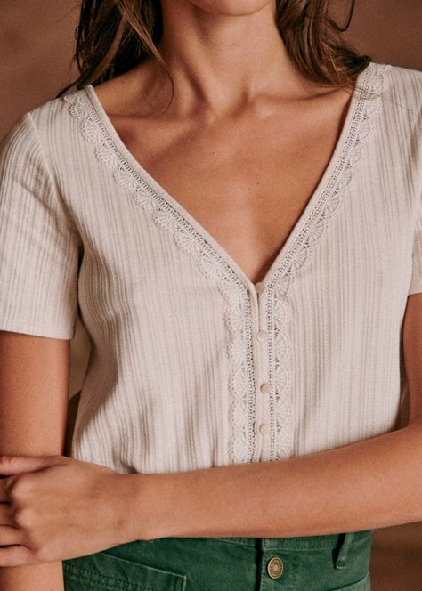 Maddie T-Shirt - Cream - Organic Cotton - Sézane Cottage Core Professional Outfits, Sezane Tshirt, Spring Capsule Wardrobe 2024, Simple Feminine Outfits, Timeless Summer Outfits, Ingenue Natural, Organic Clothing Women, Cream Shirt, Feminine Blouses