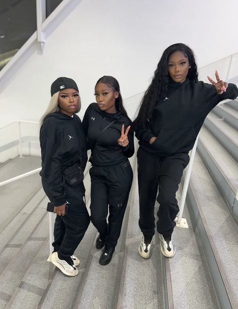 Adidas Sst Outfit, Uk Black Girls Style, Black Women Tracksuit, Underarmour Outfit, Ensemble Jordan, Jogging Outfit Women, Outfit Jogging, Winter Outfits Ideas, Under Armour Outfits