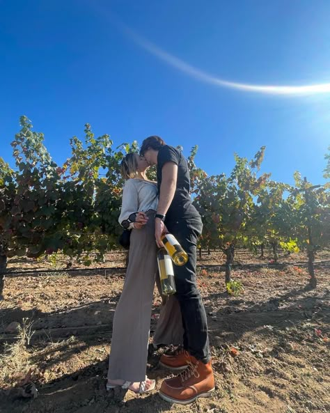 girl and boy kissing in vineyard Vineyard Couple Aesthetic, California Vineyard Aesthetic, Wine Couple Aesthetic, Secretly Yours Tessa Bailey, Winery Photo Ideas, Couple Vineyard, Clio Evans, Winery Aesthetics, Wine Tasting Date