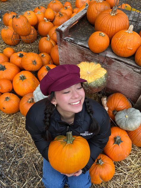 Angeles, Pumpkin Patches Pictures, Aesthetic Pumpkin Patch Pictures, Cute Pumpkin Patch Photos, Pumpkin Patch Aesthetic Photoshoot, Fall Instagram Photo Ideas, Fall Insta Posts, Pumpkin Patch Pictures Friends, Pumpkin Picture Ideas