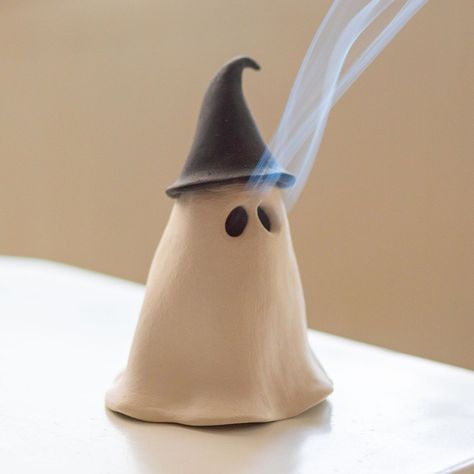 How To Make Pumpkin Decorations, Ghost Incense Holder, Airdryclay Ideas Halloween, Air Clay Halloween, Unique Incense Holder, Ceramic Halloween Ideas, Halloween Air Dry Clay Ideas, Witch Ceramics, Incense Burner Diy