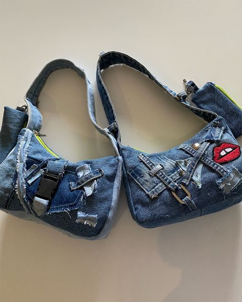 Upcycled Fashion Denim, Upcycle Bags Ideas, Denim Thrift Flip, Y2k Sewing Ideas, Upcycled Denim Bag, Upcycled Tote Bags, Y2k Upcycling, Denim Purses And Bags Old Jeans, Jean Bags Pattern Ideas