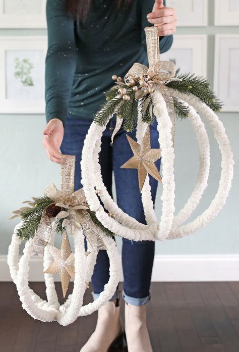 Make these chic oversized Christmas ornaments out of metal hoops and cozy yarn. Today I am sharing a really pretty DIY Christmas decoration tutorial. Let’s make oversized ornaments out of large metal hoops! These turn out so cool and look like something Oversized Christmas Ornaments, Minimalist Landscaping, Ranch Landscaping, Jul Diy, Large Christmas Ornaments, Christmas Themes Decorations, Diy Christmas Decorations Easy, Holiday Crafts Christmas, Front Porch Christmas Decor