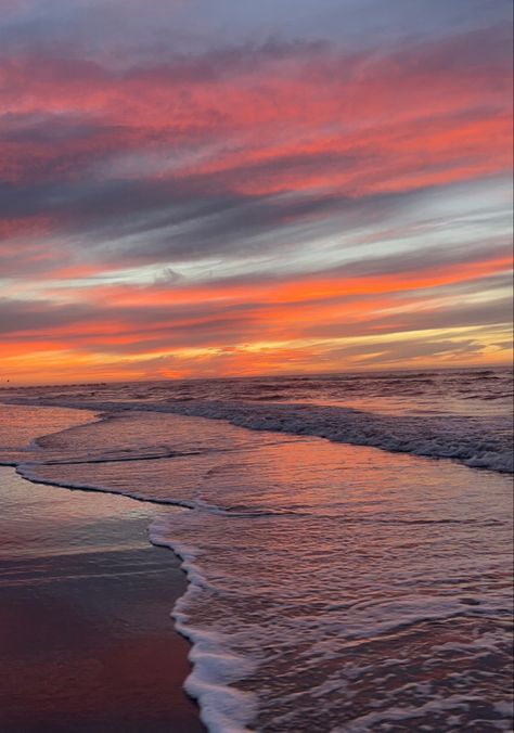 Sunrise On Beach Aesthetic, Sunset At A Beach, Alexis Core Aesthetic, Beach Sunrise Pictures, Sunrise Beach Aesthetic, Beach Sunrise Aesthetic, Tori Core, Sunrise Over Water, Alexis Core