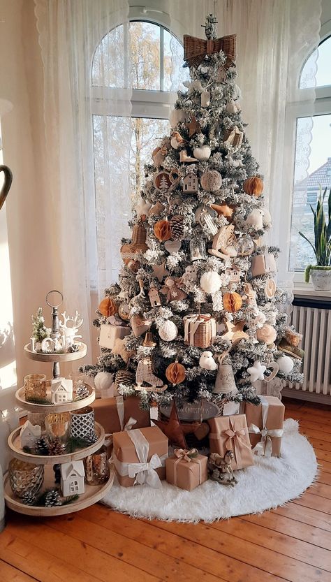 Christmas Tree Ideas Frosted, Enchanted Forest Christmas Tree, Cottage Core Christmas, Frosted Christmas Tree, Tree Inspiration, Christmas Themes Decorations, Christmas Tree Inspiration, Gorgeous Christmas, Tree Ideas