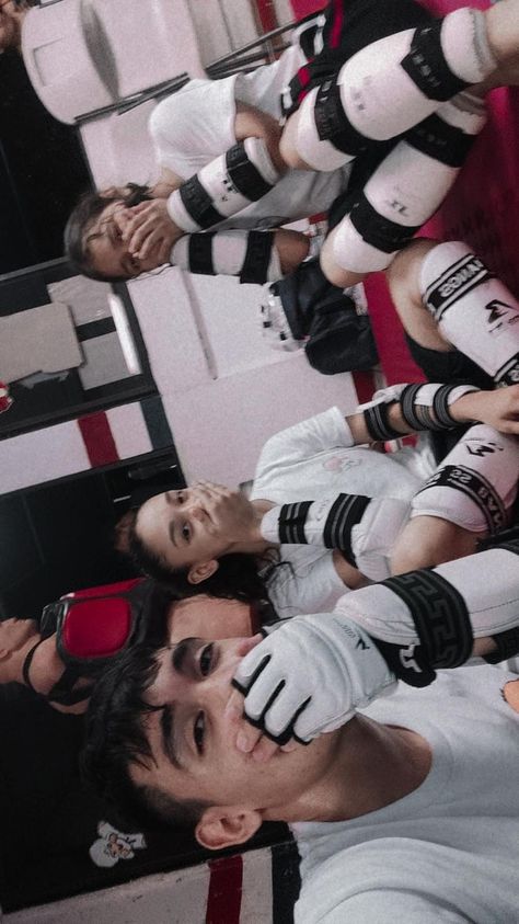 Taekwondo Aesthetic, Brown Eyes Aesthetic, Taekwondo Girl, Korea Wallpaper, Photo Dream, Karate Martial Arts, Snap Friends, Boxing Workout, Cute Selfies Poses